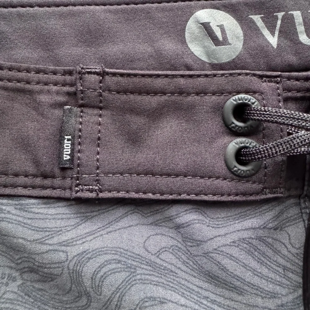 Vuori Mens Infinity Board Shorts Black Grey Wave Sz 38 Swim Trunks Surf Stretch